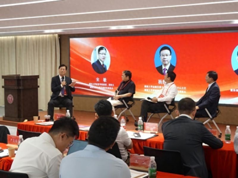 AI变同事，你的岗位还在吗？金融从业者的焦虑与出路
